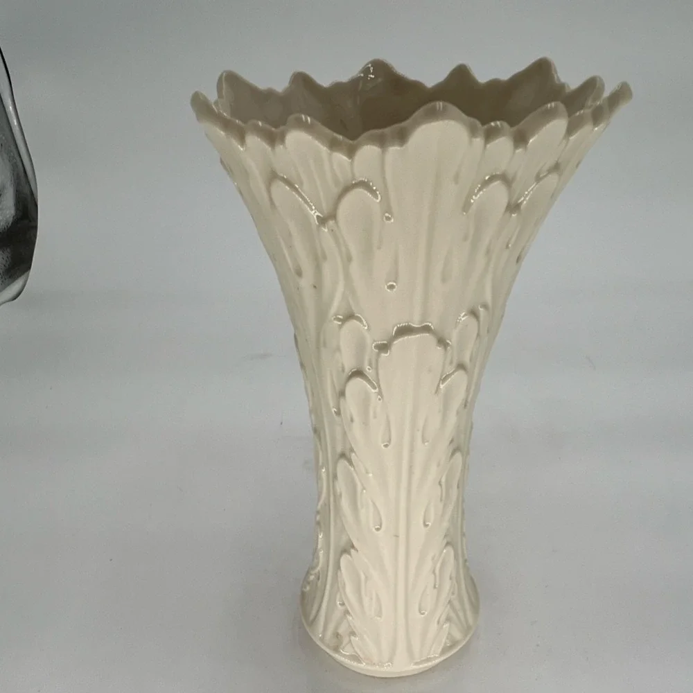 Lenox Porcelain Decorative Beige Glossy Vase North American Printed Backstamp